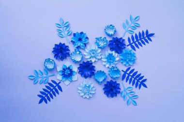 Kağıttan yapılmış çiçek. Mavi ve beyaz. Yaratıcılık bir hobidir.