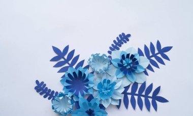 Kağıttan yapılmış çiçek. Mavi ve beyaz. Yaratıcılık bir hobidir.