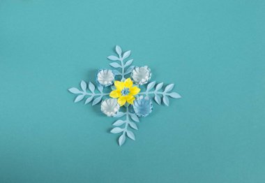 Kağıttan yapılmış çiçek. Mavi ve beyaz. Yaratıcılık bir hobidir.