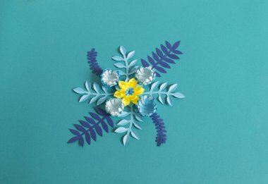 Kağıttan yapılmış çiçek. Mavi ve beyaz. Yaratıcılık bir hobidir.