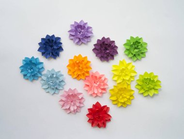 Kağıttan yapılmış çiçek. Gökkuşağı rengi. Yaratıcılık bir hobidir.