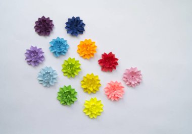 Kağıttan yapılmış çiçek. Gökkuşağı rengi. Yaratıcılık bir hobidir.