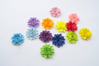 Kağıttan yapılmış çiçek. Gökkuşağı rengi. Yaratıcılık bir hobidir.