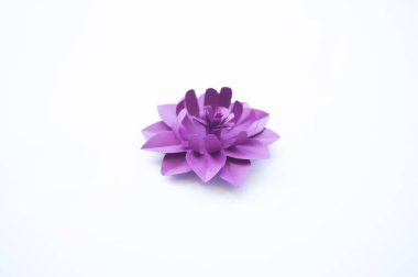 Kağıttan yapılmış çiçek. Gökkuşağı rengi. Yaratıcılık bir hobidir.