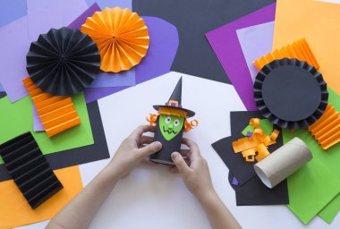 Kağıttan yapılmış cadılar bayramı cadısı. Çocukların yaratıcılığı. Hobi malzemesi