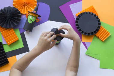 Kağıttan yapılmış cadılar bayramı cadısı. Çocukların yaratıcılığı. Hobi malzemesi