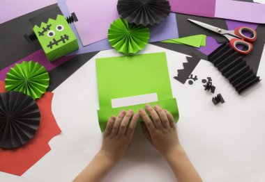 Kâğıttan yapılmış Cadılar Bayramı canavarı. Çocukların yaratıcılığı. Hobi malzemesi