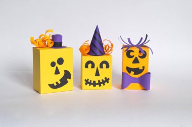 Kâğıttan yapılmış Cadılar Bayramı balkabağı. Çocukların yaratıcılığı. Hobi malzemesi