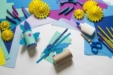 Kağıttan yapılmış bir kuş. Mavi kuş. Bir çocuğun elleri. Master sınıfı. İşçilik