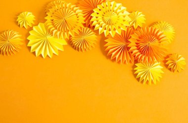 Kağıttan yapılmış turuncu çelenk. Tatil için parlak bir doğum günü dekoru..