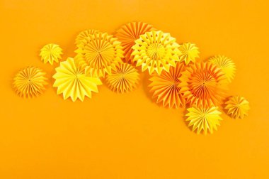Kağıttan yapılmış turuncu çelenk. Tatil için parlak bir doğum günü dekoru..