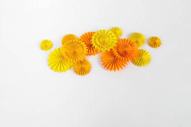 Kağıttan yapılmış turuncu çelenk. Tatil için parlak bir doğum günü dekoru..