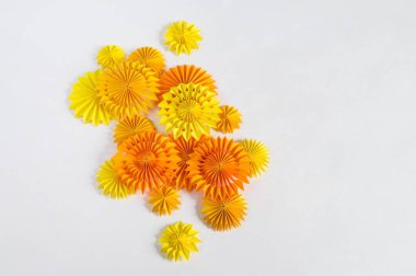 Kağıttan yapılmış turuncu çelenk. Tatil için parlak bir doğum günü dekoru..