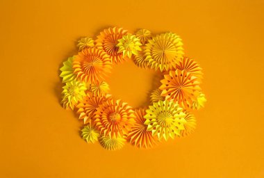 Kağıttan yapılmış turuncu çelenk. Tatil için parlak bir doğum günü dekoru..