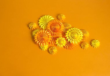 Kağıttan yapılmış turuncu çelenk. Tatil için parlak bir doğum günü dekoru..