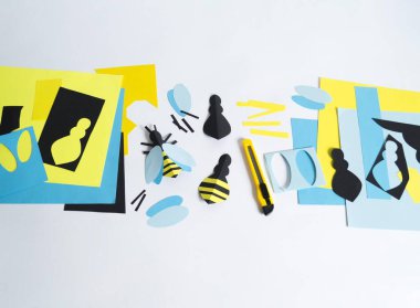 Kağıttan yapılmış arı. Yaratıcılık için malzeme ve araç. Hobi bebek beyaz geçmişi