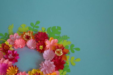 Kağıttan çiçekler. Mavi arka plan. Yaratıcılık Bahar Festivali