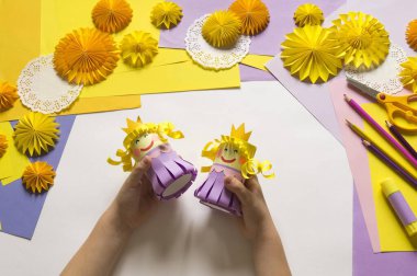 Kağıttan yapılmış prenses. Beyaz arka plan. Çocukların en sevdiği hobi.