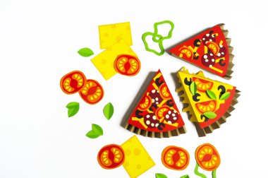 Kağıttan yapılmış pizza. Fast food. Bir çocuğun elleri. En sevdiği hobi