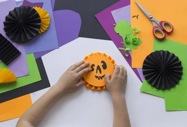 紙で作られたハロウィーンの休日のカボチャ 子供の創造性 ホビークラフト素材 — ストック写真