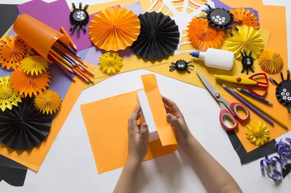 万圣节南瓜是纸做的 儿童的创造力 室内装饰工艺材料 — 图库照片