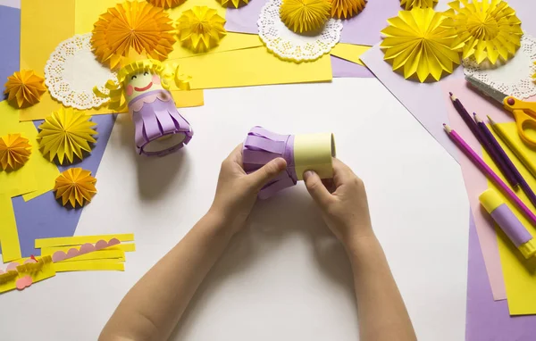 Princesa Hecha Papel Fondo Blanco Las Manos Los Niños Hobby — Foto de Stock