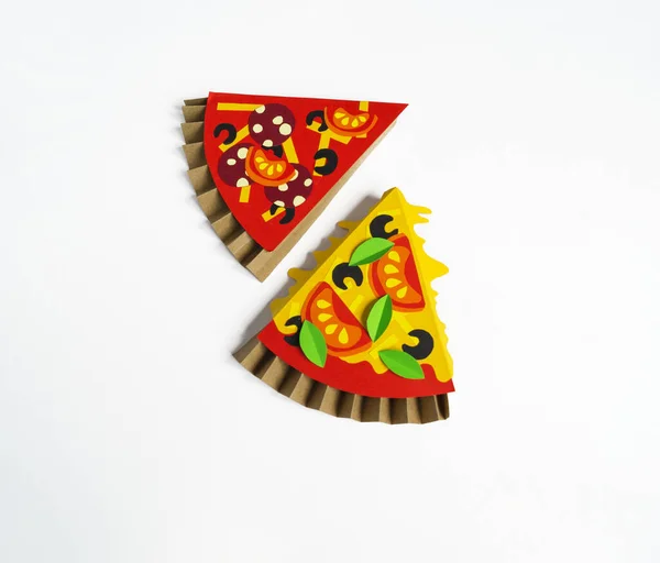 피자는 종이로 만들어 졌습니다 패스트 아이의 손입니다 — 스톡 사진