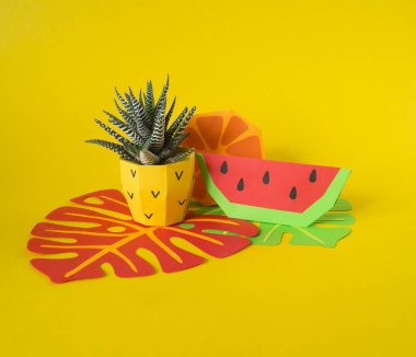 Kağıttan yapılmış tropik meyveler. Tencerede ananas çiçeği. Volumetrik kağıt plastik.