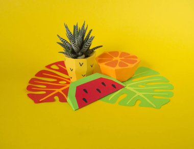 Kağıttan yapılmış tropik meyveler. Tencerede ananas çiçeği. Volumetrik kağıt plastik.