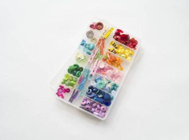 Kutudaki boncuklar. Sıralama malzemesi. Favori hobi bileklik..