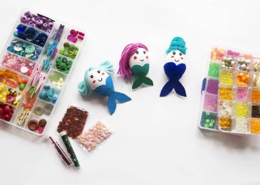 Deniz Paskalyası. Deniz kızı ve yengeç heykelcikleri..