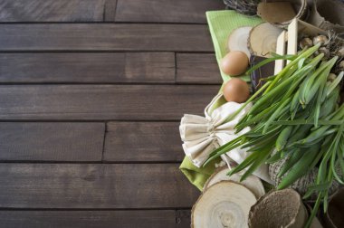 Nergislerin çiçek nakli. Bulbous bitkisi. Esrar ve alet astarı. Ahşap arkaplan