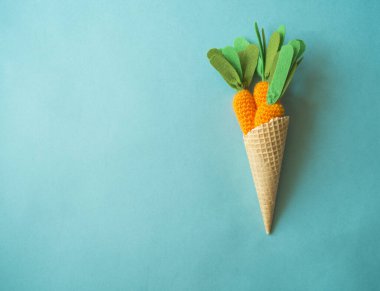 Örgü havuç. Sepetteki iplikler ve örgü iğneleri. Paskalya için oyuncak üretme süreci.