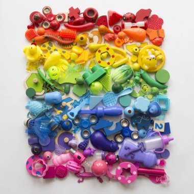 Çocuk oyuncakları gökkuşağı. İnşaatçılar ve arabalar. Bebek için çok farklı oyunlar.