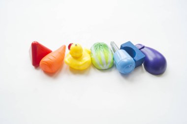 Çocuk oyuncakları gökkuşağı. İnşaatçılar ve arabalar. Bebek için çok farklı oyunlar.