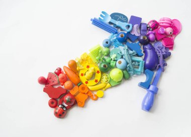 Çocuk oyuncakları gökkuşağı. Oyuncaklardan gelen mektup ve semboller. Beyaz arkaplan.