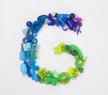 Çocuk oyuncakları gökkuşağı. Oyuncaklardan gelen mektup ve semboller. Beyaz arkaplan.