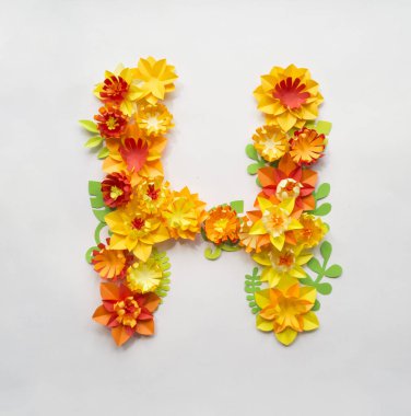 Kağıt çiçeklerden yapılmış bir mektup. Harf alfabesi. Kağıt hobisi