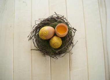 Paskalya yumurtaları. Ses ölçüsü sarı boya. Çocukların yaratıcılığı