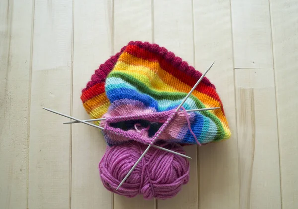 Knit Rainbow Hat Process Creation Knitting Needles Ball Woolen Thread — Stock Photo, Image