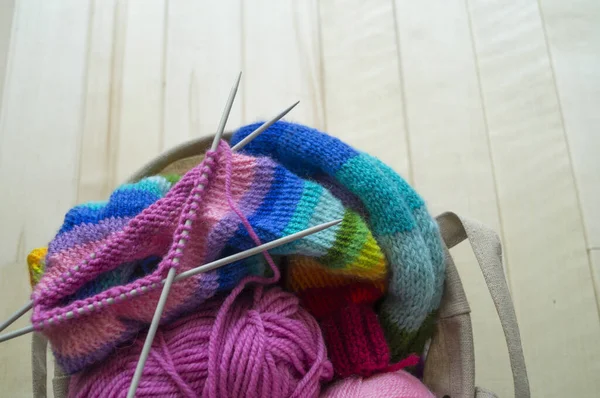 Tricoter Chapeau Arc Ciel Processus Création Aiguilles Tricoter Une Boule — Photo