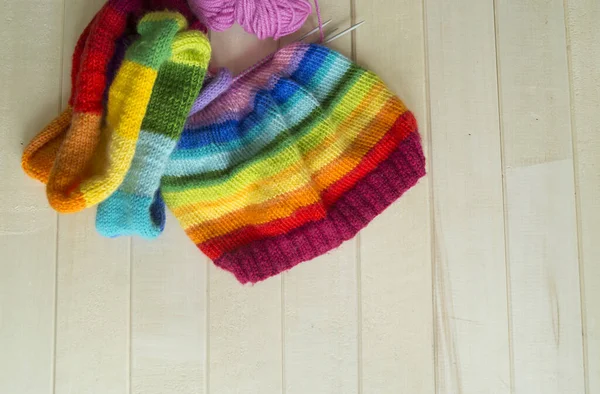 织一顶彩虹帽 创造的过程 针织毛线和毛线球 — 图库照片
