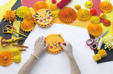 Çocuk Ölümü kağıt kaplanı. - Çocuğun elleri. Master sınıfı..