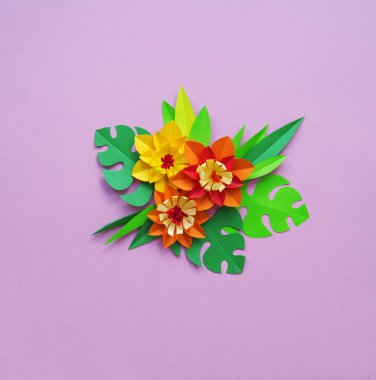 Kağıt zanaat çiçek dekorasyon konsepti. Çiçek ve yaprak kağıttan yapılmış. Tropics. Pembe bir arka plan.