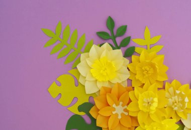 Kağıt zanaat çiçek dekorasyon konsepti. Çiçek ve yaprak kağıttan yapılmış. Tropics. Pembe bir arka plan.