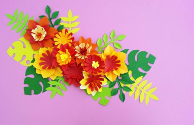 Kağıt zanaat çiçek dekorasyon konsepti. Çiçek ve yaprak kağıttan yapılmış. Tropics. Pembe bir arka plan.