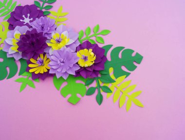 Kağıt zanaat çiçek dekorasyon konsepti. Çiçek ve yaprak kağıttan yapılmış. Tropics. Pembe bir arka plan.