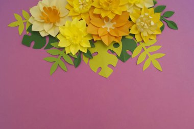 Kağıt zanaat çiçek dekorasyon konsepti. Çiçek ve yaprak kağıttan yapılmış. Tropics. Pembe bir arka plan.