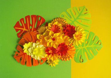 Kağıt zanaat çiçek dekorasyon konsepti. Çiçek ve yaprak kağıttan yapılmış. Tropics. Pembe bir arka plan.