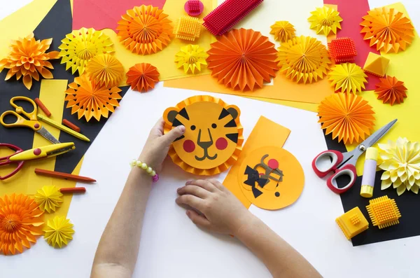 Children Diy Paper Tiger Child Hands Master Class — Stock Photo, Image